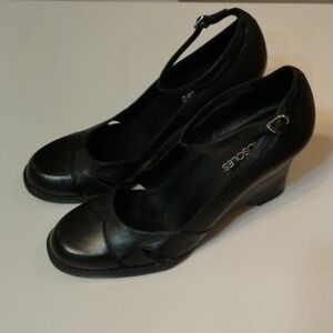 Aerosoles baby boomer black leather wedge shoe with ankle strap, size 8.5